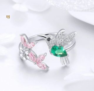 🌟✨ Přiveďte domů jiskru elegance se stříbrným prstenem Kolibřík! ✨🌟 Tento jedinečný šperk dokonale doplní váš osobní styl...